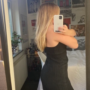 Kort festklänning, Svart - En svart kort festklänning, snygg att även användas till vardags med ex en skjorta över