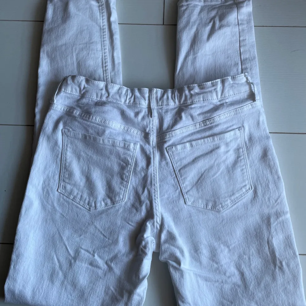 Vita skinny jeans, använda 1 gång. Ser ut som nya, inga defekter. Fejk fickor fram samt justerbar midja.  Skickas inrikes med postnords skicka lätt.. Jeans & Byxor.