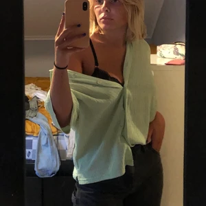 Kortärmad skjorta  - Kortärmad skjorta köpt på secondhand. Sparsamt använd. Köparen står för eventuell frakt. 🌸