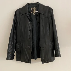 Läderjacka  - Svart läderjacka storlek 44. Passar en XS.  Kan mötas upp på Kungsholmen eller centralt i Stockholm. 