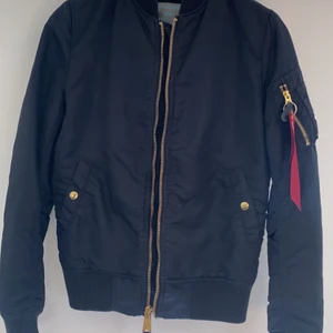 Alpha Industries jacka   - Använd men i ny skick 