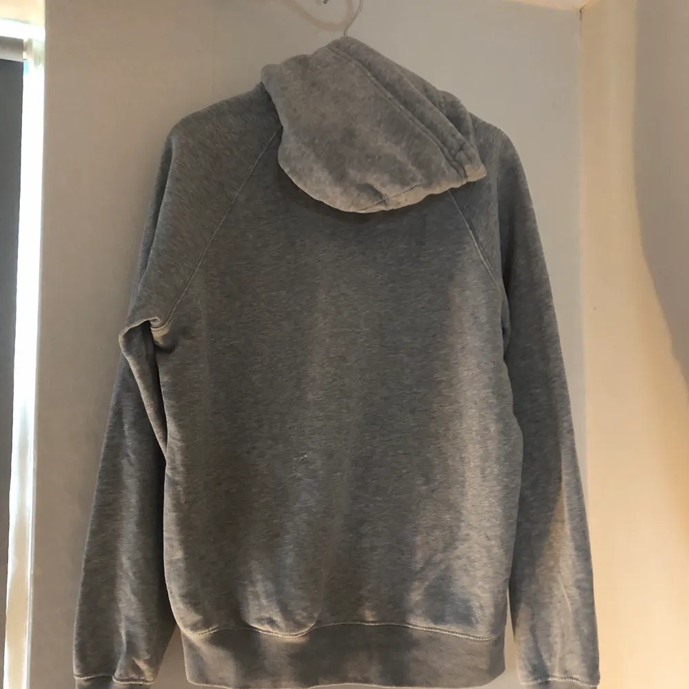 Gant hoodie storlek xs i bra skick. Den har använts fåtal gånger och senast för ca ett år sedan. Har en liten reva som är lagad (se bild 3) annars inga defekter. 60kr eller bud i pm . Hoodies.