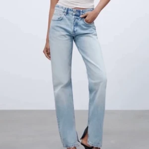 Zara midrise jeans - Säljer dessa midrise jeans, i väldigt bra skick. Passar mig som vanligtvis bär xs/s! Köp 250 plus frakt 66 kr💓 TRYCK INTE PÅ KÖP DIREKT!;)