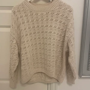 Tjocktröja - En super fin stickad tjocktröja i beige/vit, helt ny och aldrig använd eftersom att den tyvärr är lite för stor💓Nyskick i strl S