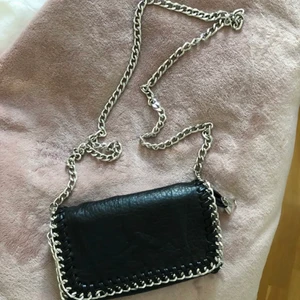 Tiamo väska - Säljer denna svarta lilla tiamo väskan, då jag inte använder den längre. KÖPAREN står för frakt. Högsta bud: 330 köp direkt: 350kr