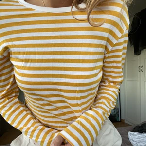 Randig tröja - Vit och senapsgul randig långärmad tröja från Monki.