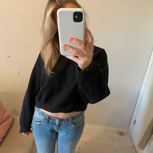 Croppad sweatshirt - Croppad svart sweatshirt!