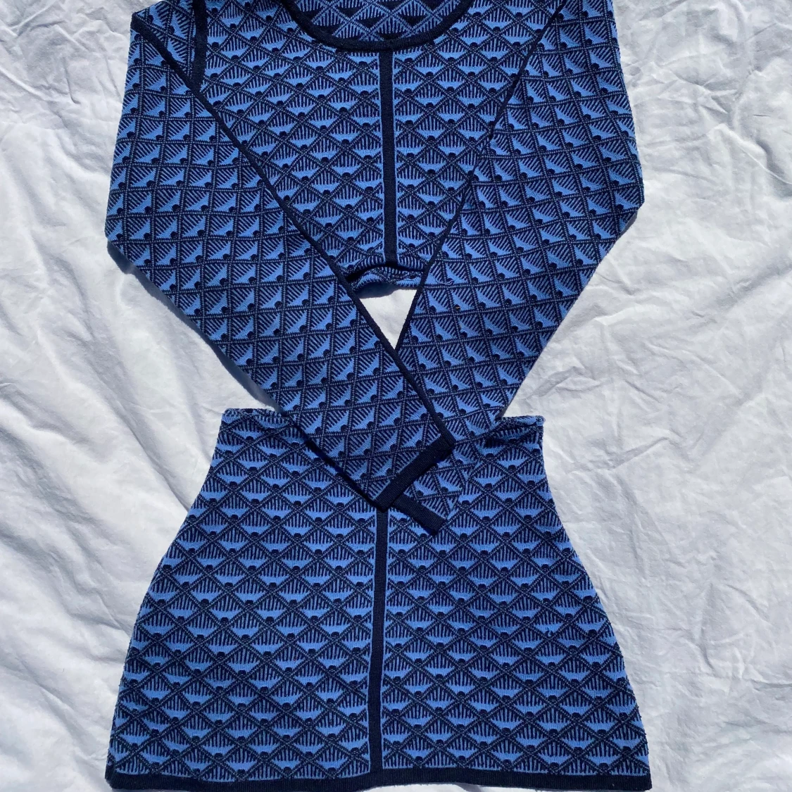 Blå kjol och tröja 