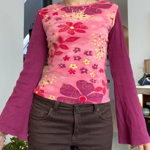 Blommig långtröja - En oerhört fin blommig tröja i storlek 34/36 men passar nog även en större storlek. Själva ärmarna går ut längst ner och tröjan är väldigt bekväm och stretchig i tyget. Har inga defekter💗🥰🌟