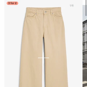 Beige Jeans - Jeans från Monki storlek 26. Andvända max 2 gånger. 