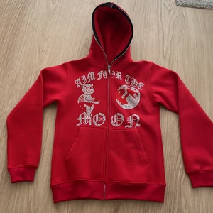 Aim for the moon Rhinstone hoodie  - Aim for the moon full zip hoodie I storlek M. Aldrig använd köpt för några månader sen. Slutsåld på deras hemsida och original pris är 750. Skriv för mer frågor! 