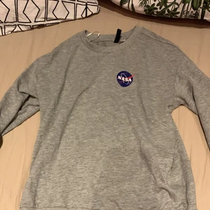 Sweatshirt - Tröja som aldrig använts som är i bra skick. Text på baksidan och skönt tyg på insidan. 