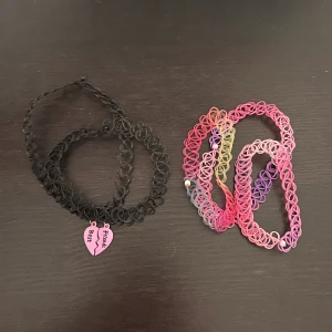 Halsband  - Vet inte vad man kallar dessa halsband😂 men 3 rosa och ett par som står för best friend. 