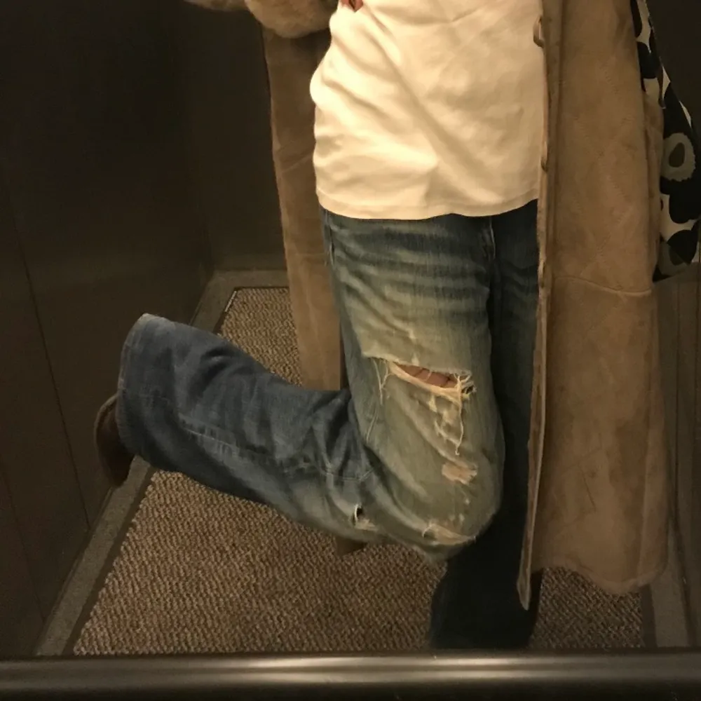 Ett par gamla favoritjeans som hänger så sjukt snyggt från höfterna. Modellen är 544-03 som jag förstått det (kan skicka bild på lappen på insidan) och storleken 32/33. Midja 40 cm innerben 80 cm. . Jeans & Byxor.