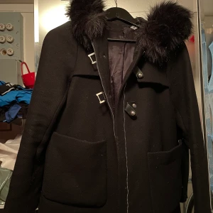Vinterjacka Zara - Använt men bra skick. Vinterjacka från Zara storlek S. Ok värme, inte jättevarm. Två fina spännen och pälsimitation på luvan som är stor. Ingen användning