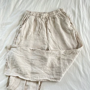 Linnebyxor - Säljer ett par helt nya linnebyxor som aldrig är använda. Köpta för 700kr 💞