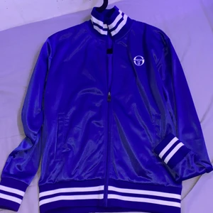 Sergio Tacchini  kofta storlek S - En blå  Sergio tacchini kofta utan skador