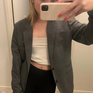 Snygg kavaj från Hm - En super snygg kavaj från hm. Vet inte riktigt vad det är för storlek men den är köpt på herr avdelningen❤️ Den är grå. Hör av er vid fler frågor ❤️