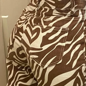Mönstrade jeans  - Bruna zebramönster jeans från shein, jättefina och i bra skick då dom inte använts så mycket pga inte min stil. Skriv vid fler frågor:) 