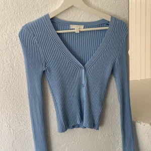 Tröja  - Gullig tröja/kofta, aldrig använd💙Storlek xs, men är väldigt stretchig!