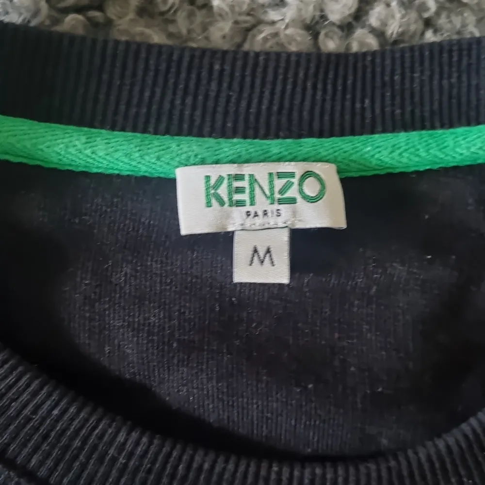Kenzo tröja strl M. I använd min fint skick. . Tröjor & Koftor.
