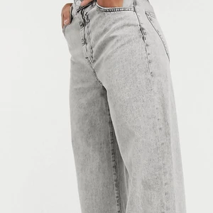 Bershka Jeans  - Använda wide leg jeans men i bra skick, lite slitet vid botten eftersom dom släpar till marken (jag är 170cm)