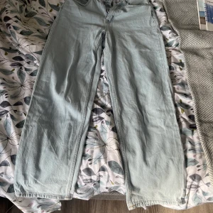 Jeans - Ett par baggy jeans från hm i storlek 36