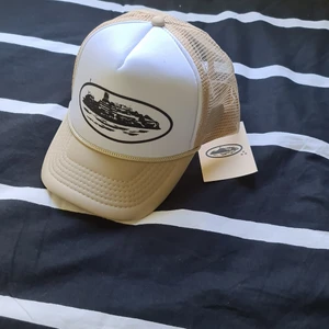 CRTZ Trucker Keps - CRTZ Trucker Hat i färgen creme de la creme säljes. Bokstavligen helt oanvänd. One size fits all. Kan mötas upp i gbg, kan skickas om köpare står för frakt.