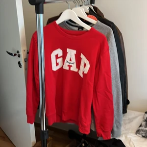 Gap sweatshirt - Detta plagg är ca 1 år gammalt men väldigt oanvänd. Köpte den i new york i gap butiken. Märkt med size M men egentligen mer small i passformen. Är själv 1.75 m