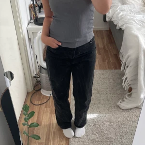 Washed Baggy jeans - Säljer dessa snygga jeans från Bershka i straight leg modell☺️ de är i en washed out svart färg, ingen storlek står men passar en storlek 27-28, jag är 169 cm💓 Köparen står för frakt (spårbar), skriv om ni har frågor😇