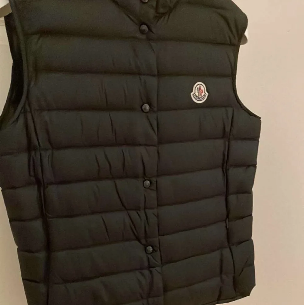  äkta moncler väst i storlek 3 (som motsvarar S-M). Jättebra skick, endast använd ett fåtal gånger. Kvitto medföljer . Jackor.