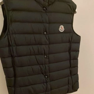 Moncler väst -  äkta moncler väst i storlek 3 (som motsvarar S-M). Jättebra skick, endast använd ett fåtal gånger. Kvitto medföljer 