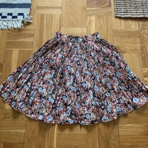 Blommig kjol - Fin blommig kjol. Säljer då jag aldrig använder den, dessutom är den för liten. Köpt vintage. 