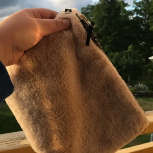 Necessär beige  - Säljer en jättefin nessesär stav 🤍 fint skick aldrig använd köpte för 150kr & säljer för 50kr + 🚚💨