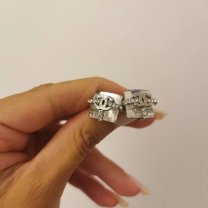 Örhängen "a la Chanel" tappar inte färg  - Jättefina örhängen som inte tappar färg 