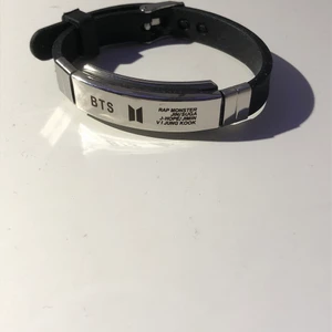 BTS armband - Helt enkelt förlorat intresset för BTS och hoppas någon med intressant kan få mer nytta av detta!!  Jag kan mötas upp runt Jönköping, annars står köparen för frakt (: