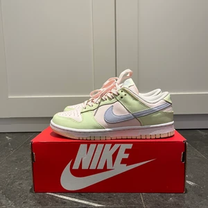 Nike dunk lime ice 😮‍💨 - Säljer mina underbara dunks som bara står i hyllan. Dessa kostar 2500kr på farfetch. Storlek 38, oanvända vilket syns! Kvitto medföljer, även dess box! Dem är impregnerade! ❤️
