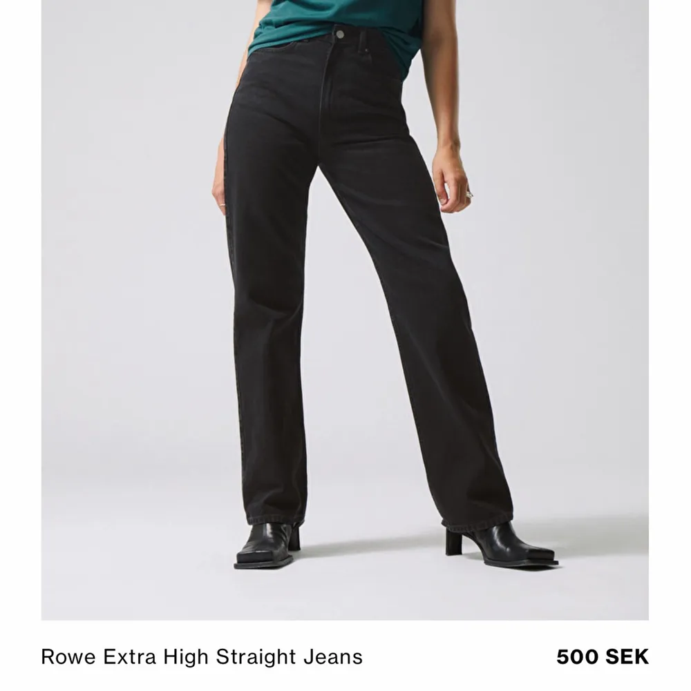Säljer svarta jeans från Weekday. Modellen är Rowe och storlek är 25/30. Knappt använda.  Köparen står för frakten! . Jeans & Byxor.