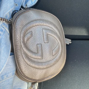 Gucci väska  - Använd men är fortfarande fin  Säljes för 3000 kr  Finns inte att köpa längre