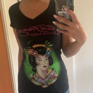 Ed Hardy tröja  - Jättefin Ed Hardy tröja, i fint skick. Nästan aldrig använts, säljer för jag knappast använder den