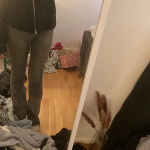Bootcut jeans - Super snygga gråa bootcut jeans, nyskick. kan posta o mötas upp i sthlm!!❤️❤️tryck inte på köp nu.