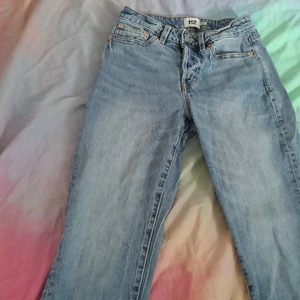 Straight jeans - Säljer dessa straight jeans från lager 157 ganska använda.skriv om ni vill ha bättre bilder!