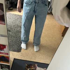 blå straight jeans - säljer mina helt vanliga blåa straight jenas då de inte längre kommer till användning. jeansen har inga defekter och är använda ett fåtal gånger. passar bra i längden för för de som är runt 170-180. pris går att diskuteras. köpar står för frakt.