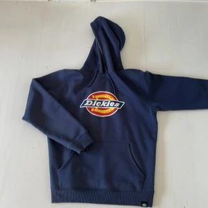Dickies hoodie - Hoodie från dickies Jättebra skick  Passar superbra  Knappt använd