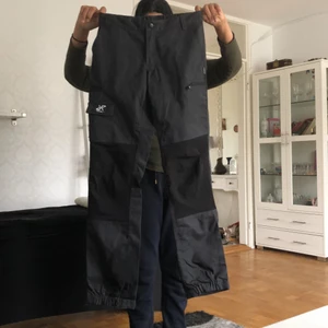 Byxor - Dessa skogs byxor har jag aldrig använt köpte dom men var alldeles för stora därför säljer jag dessa