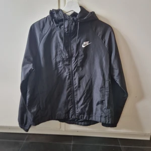 Nike vindjacka  - En nike vindjacka i storlek xs som ny. Pris går o diskutera 
