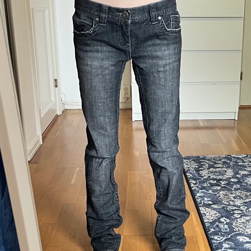 Jag säljer dessa gråa lågmidjade Roxy denim jeans med coolt tryck på bakfickorna. Jeansen är i bra skick och har midjemåttet 78cm. Jag är 160 lång och de är lite för långa för mig. Jag kan mötas upp i  Sthlm eller frakta, köparen står för frakten💕. Jeans & Byxor.