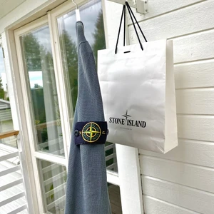 Stone Island Sweatshirt Grey - Hej, säljer nu min Stone Island sweater. Den är i väldigt bra skick utan tecken på användning. 100% Bomull men väldigt tunn och lätt jämförtvis med andra SI tröjor. Storlek M och True To Size. Har påse från köp samt verifikation kan checkas med CLG-Kod.