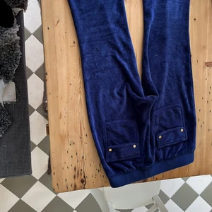 Äkta jucy couture - Jag har handlat dom här på plick men tyvärr lite tajta så jag säljer dom nu. Jag har använt dom typ 2 ggr❤️