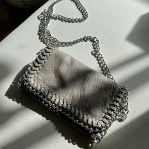 TIAMO väska  - Fin axelremsväska från TIAMO i modellen Pricilla storlek S. Axellänken går att plocka bort och därmed går den även använda som clutch 👛💘 